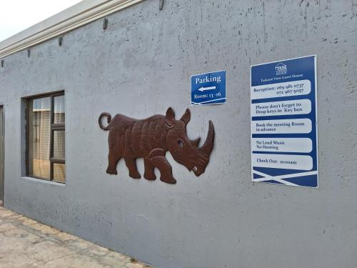 una pintura de un rinoceronte al lado de un edificio en Tsakane View Guesthouse en Brakpan