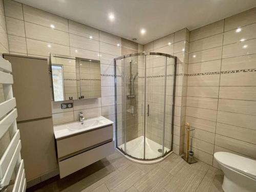 uma casa de banho com um chuveiro, um lavatório e um WC. em Charmante petite maison magnifique vue mer em Propriano