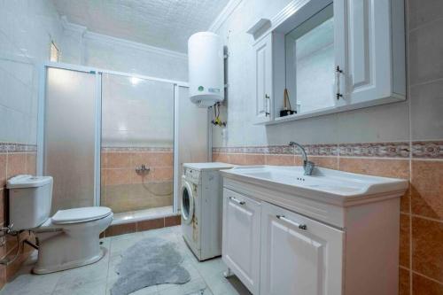 a bathroom with a toilet and a sink and a shower at Bakırköy'de ailecek konaklayabilceginiz daire in Istanbul