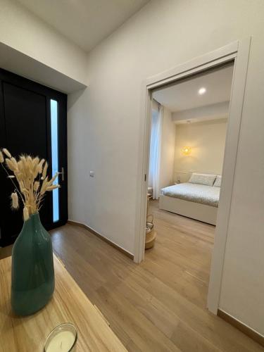 a room with a vase of flowers on the floor at La Maison Appartement - a 200m dal Porto in Civitavecchia