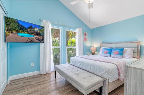 een slaapkamer met een bed en een groot raam bij Palm Paradise - Pet Friendly Home on Siesta Key w/ Large Heated Private Pool & Outdoor Area! in Sarasota