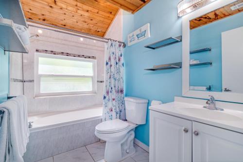 een badkamer met toilet, bad en wastafel bij Palm Paradise - Pet Friendly Home on Siesta Key w/ Large Heated Private Pool & Outdoor Area! in Sarasota