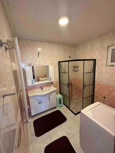 伊斯坦堡的住宿－Bakırköy'de ekonomik daire，带淋浴、盥洗盆和浴缸的浴室