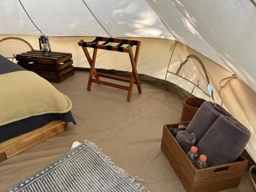巴耶德布拉沃的住宿－Hotel Oxú Solo adultos，帐篷内有一个篮子和一把椅子