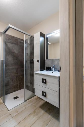 a bathroom with a shower and a sink at Casa Fochin tra Bormio e Livigno in Valdidentro