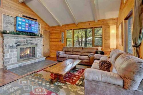 sala de estar con muebles de cuero y chimenea en *Bear Hugs Chalet* SKI*Games *NewHotTub*Fire Pit, en Lake Harmony