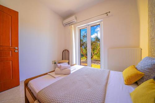 Postel nebo postele na pokoji v ubytování Villa Lima Pool & Jacuzzi Chania