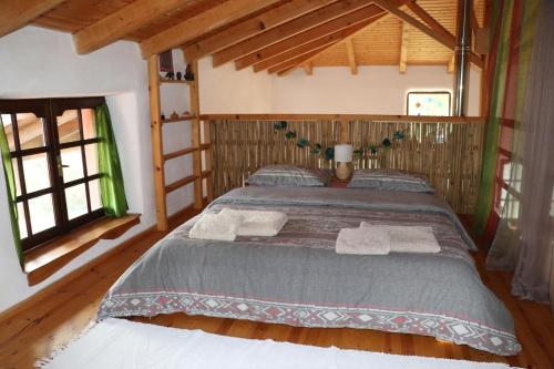 - une chambre avec un grand lit dans l'établissement The Strawhouse under the mountain, 