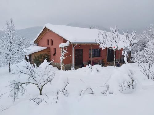 Το The Strawhouse under the mountain τον χειμώνα