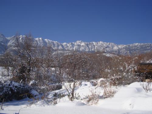 Το The Strawhouse under the mountain τον χειμώνα