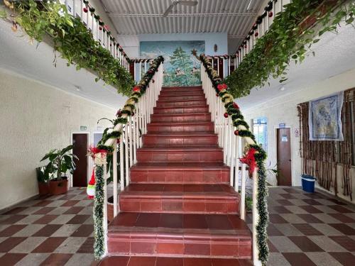 uma escadaria num edifício com decorações de Natal em Hotel Mariu em Melgar