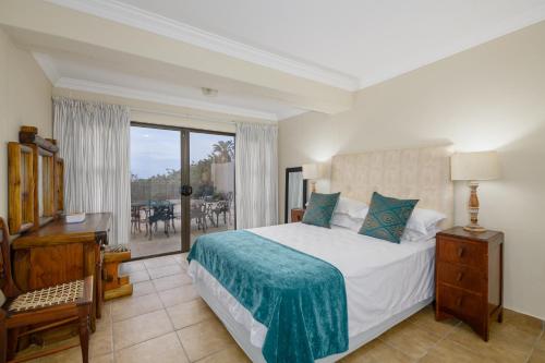 una camera con letto, scrivania e finestra di Seagull Villa a Margate