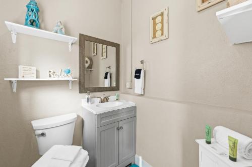 ein weißes Badezimmer mit Waschbecken und Toilette in der Unterkunft Laguna Matata by Book That Condo in Panama City Beach