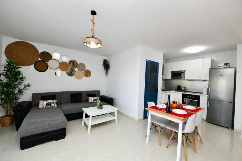 een woonkamer met een bank en een tafel bij CASA DRAGOS in Costa Teguise