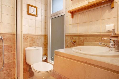 ein Badezimmer mit Toilette und Waschbecken in der Unterkunft Energia Dourada - Porto Santo in Porto Santo