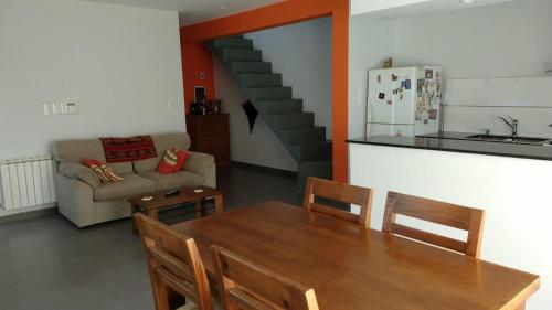 a kitchen and dining room with a table and a couch at Casa Amoblada p/ Alquiler Temporario - Bahía Blanca in Bahía Blanca