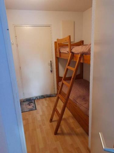 En eller flere køjesenge i et værelse på Les contamines Montjoie 1 CHAMBRE 4 personnes