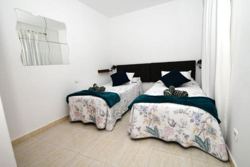 twee bedden naast elkaar in een kamer bij CASA DRAGOS in Costa Teguise