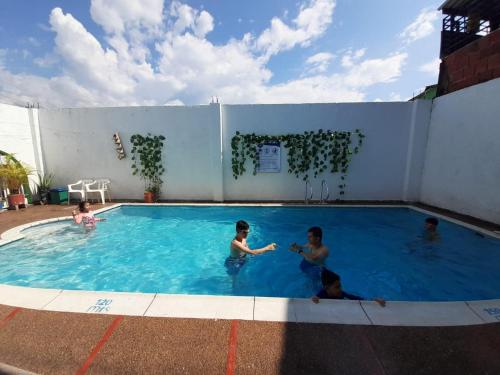 um grupo de pessoas numa piscina em Hotel Mariu em Melgar