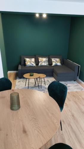 un soggiorno con un divano e un tavolo di Brasov Noua Holiday Apartament a Braşov