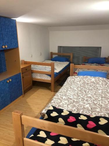 una habitación con 2 camas y una habitación con 2 camas individuales en Apartman Jankovic, en Vrbas