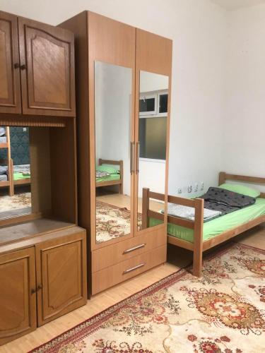 1 dormitorio con armario y cama en Apartman Jankovic, en Vrbas