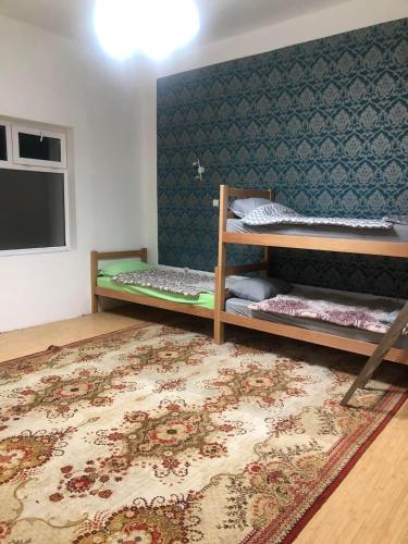 Habitación con 2 literas y alfombra. en Apartman Jankovic, en Vrbas