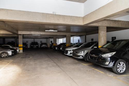 een groep auto's geparkeerd op een parkeerplaats bij Hotel Eldorado Flat in Contagem