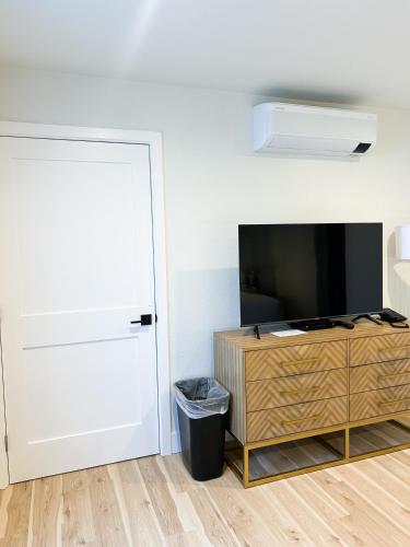 a living room with a tv and a door at New Haven Inn in Solvang