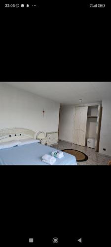 una foto di una camera con letto e bagno di Amazing House In Costa Brava a Santa Susanna