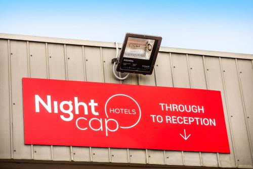 Nightcap at Excelsior Hotelに飾ってある許可証、賞状、看板またはその他の書類