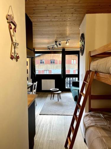 1 dormitorio con litera y sala de estar en Appartement neuf à 400 m des remontées avec Sauna, en La Chapelle-dʼAbondance