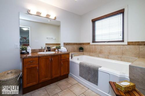 Ένα μπάνιο στο Chic 3BR Modern Home - Wi-Fi - Netflix - Sleeps 8!