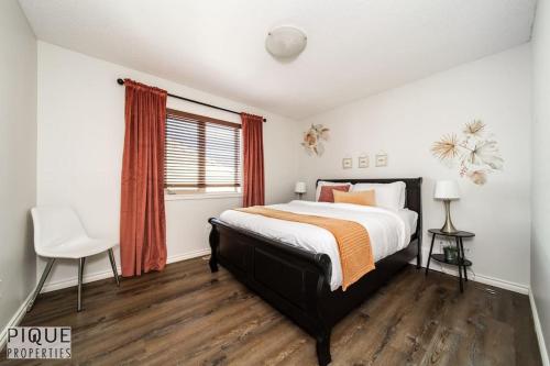 Ένα ή περισσότερα κρεβάτια σε δωμάτιο στο Chic 3BR Modern Home - Wi-Fi - Netflix - Sleeps 8!