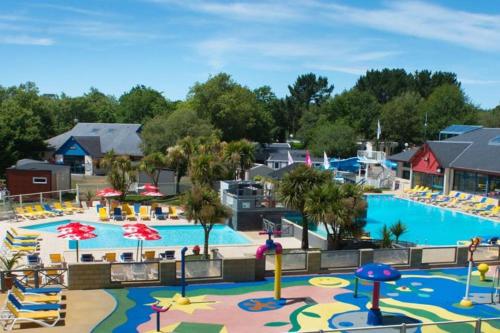 Blick auf den Pool in einem Resort in der Unterkunft 224 Emplacement prestige au Domaine de Kerlann 4* in Pont-Aven