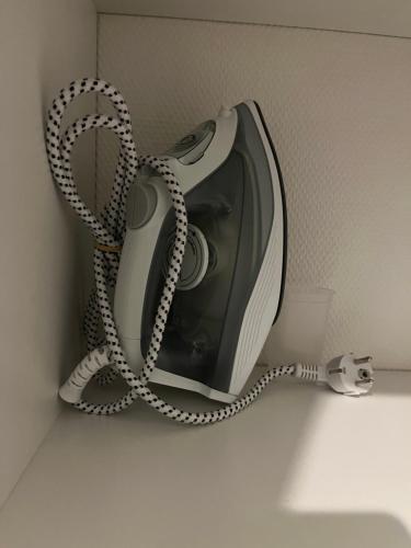 a television tied to a wall with a chain at Charmant et fonctionnel in Talence