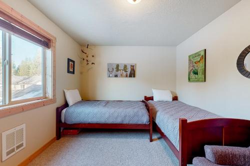 Un dormitorio con dos camas y una ventana. en The Forest Glen, en McCall