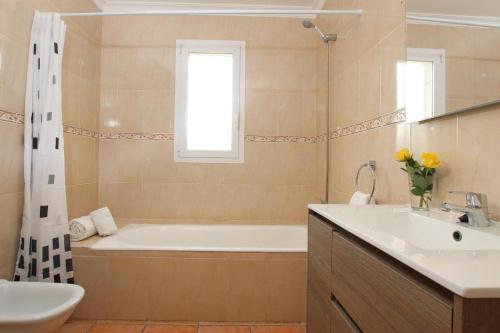 bagno con vasca e lavandino di Villa Amoros a Alcudia