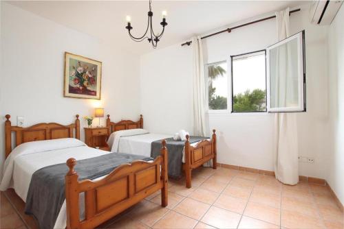 una camera con due letti e una finestra di Villa Amoros a Alcudia