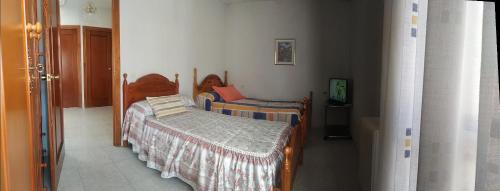 Habitación pequeña con 2 camas individuales y TV. en Habitacion Privada Doble en Toledo en Toledo