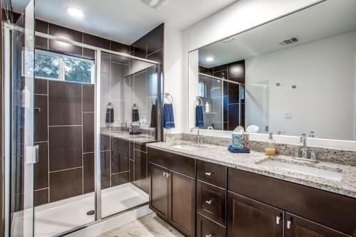Ένα μπάνιο στο Spacious Lake Travis getaway with boat parking