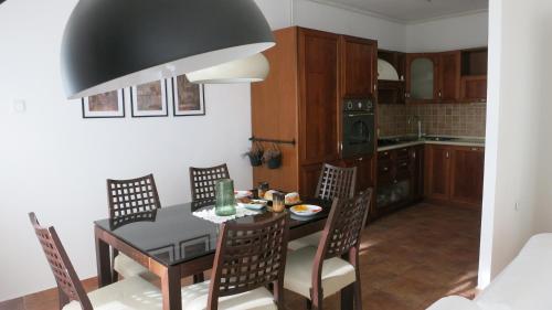 uma cozinha e sala de jantar com mesa e cadeiras em Apartment Blessing em Zagreb
