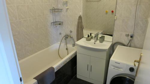 uma casa de banho com um lavatório, um WC e uma banheira em Apartment Blessing em Zagreb