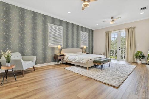 1 dormitorio con 1 cama, 1 sofá y 1 silla en Light Filled Home Walk to Wilton Dr - Hot Tub!, en Fort Lauderdale