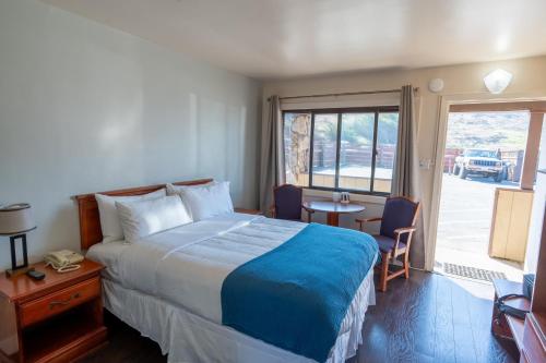 Habitación de hotel con cama, mesa y sillas en Sea Breeze Motel, en Pacífica