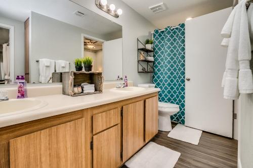 een badkamer met een wastafel en een toilet bij Heated Community Pool-Quiet Community-Top Flr Unit in Mesa