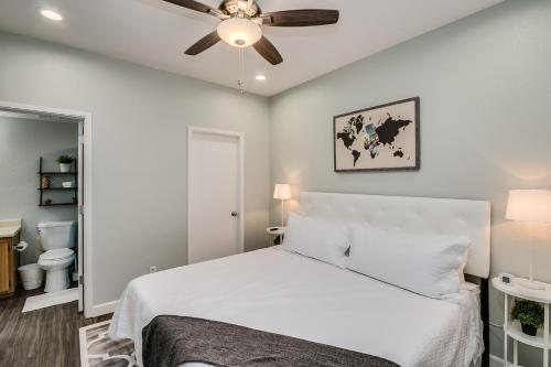 een slaapkamer met een bed en een plafondventilator bij Heated Community Pool-Quiet Community-Top Flr Unit in Mesa