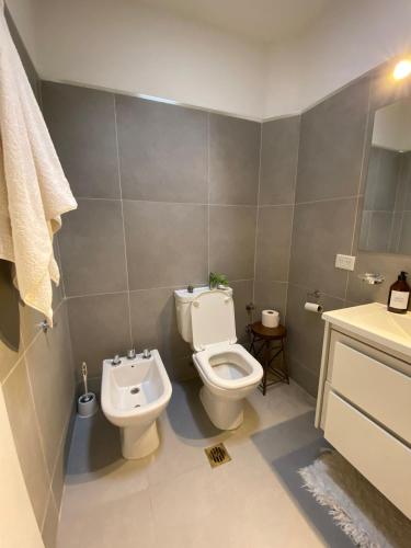 a bathroom with a toilet and a bidet at Benarés in Puerto Madryn
