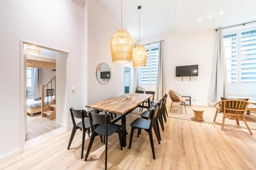 une salle à manger avec une table et des chaises dans l'établissement Les Suites de l'Opéra - Apartment Barbara for 10 people, à Lyon