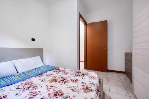 a bedroom with a bed and a brown door at Dogana Ponte Chiasso G e P 2 in Como